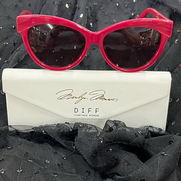 DIFF Eyewear inspired by Marilyn Monroe. Red , cat eye sunglasses w/ case - Picture 16 of 16